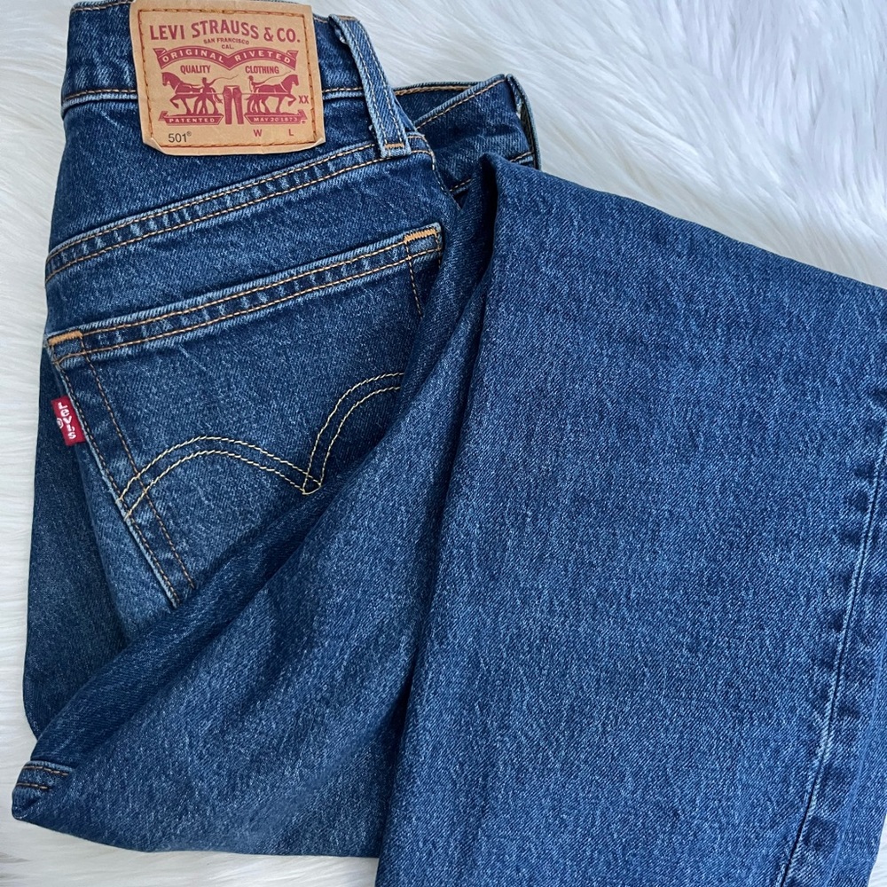 Levi’s Women’s 501 Original Jeans medium wash raw hem jeans size 26W